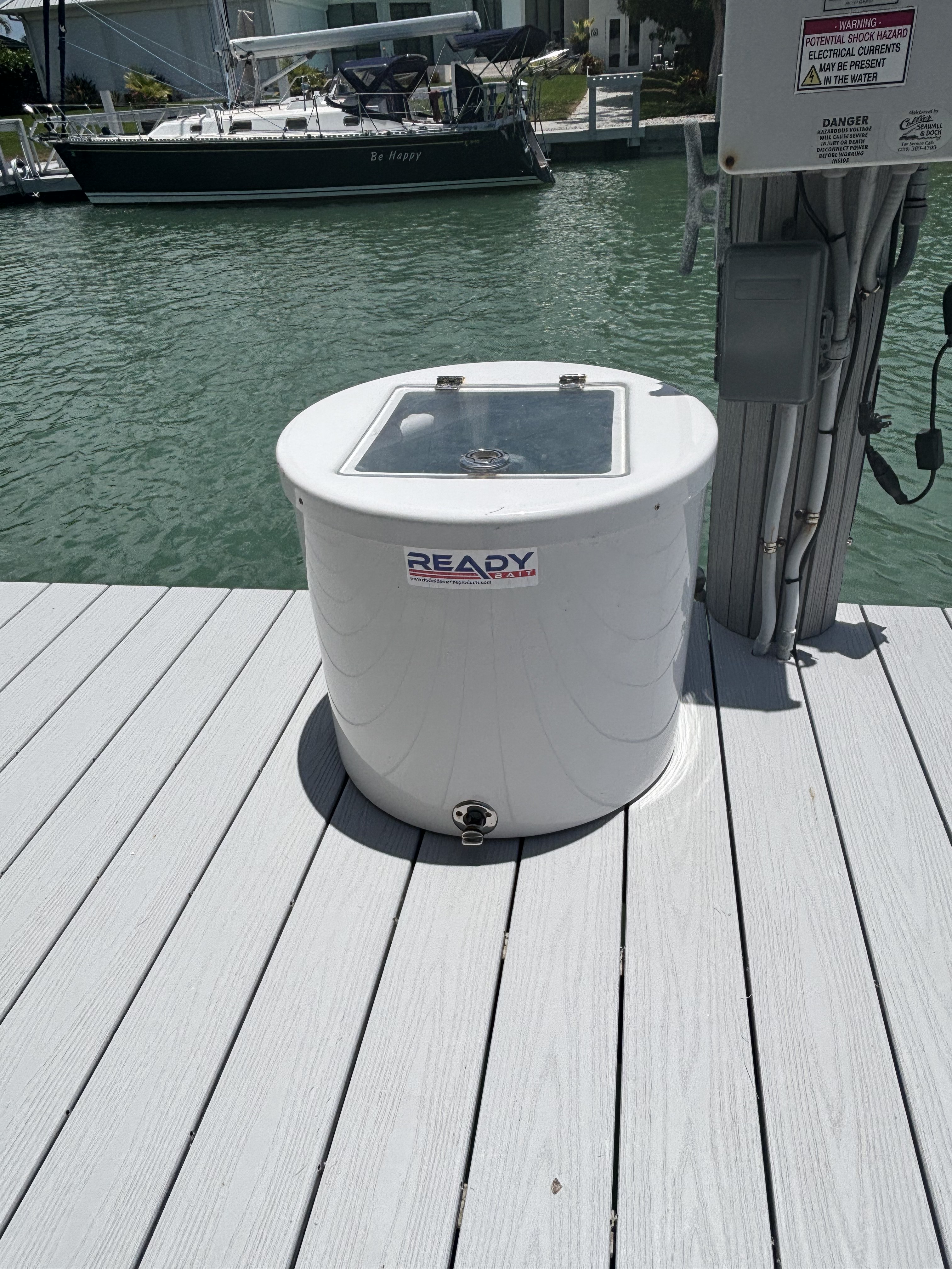 Plumbed live bait well with continuous flow and clear lid for keeping bait fresh all day.